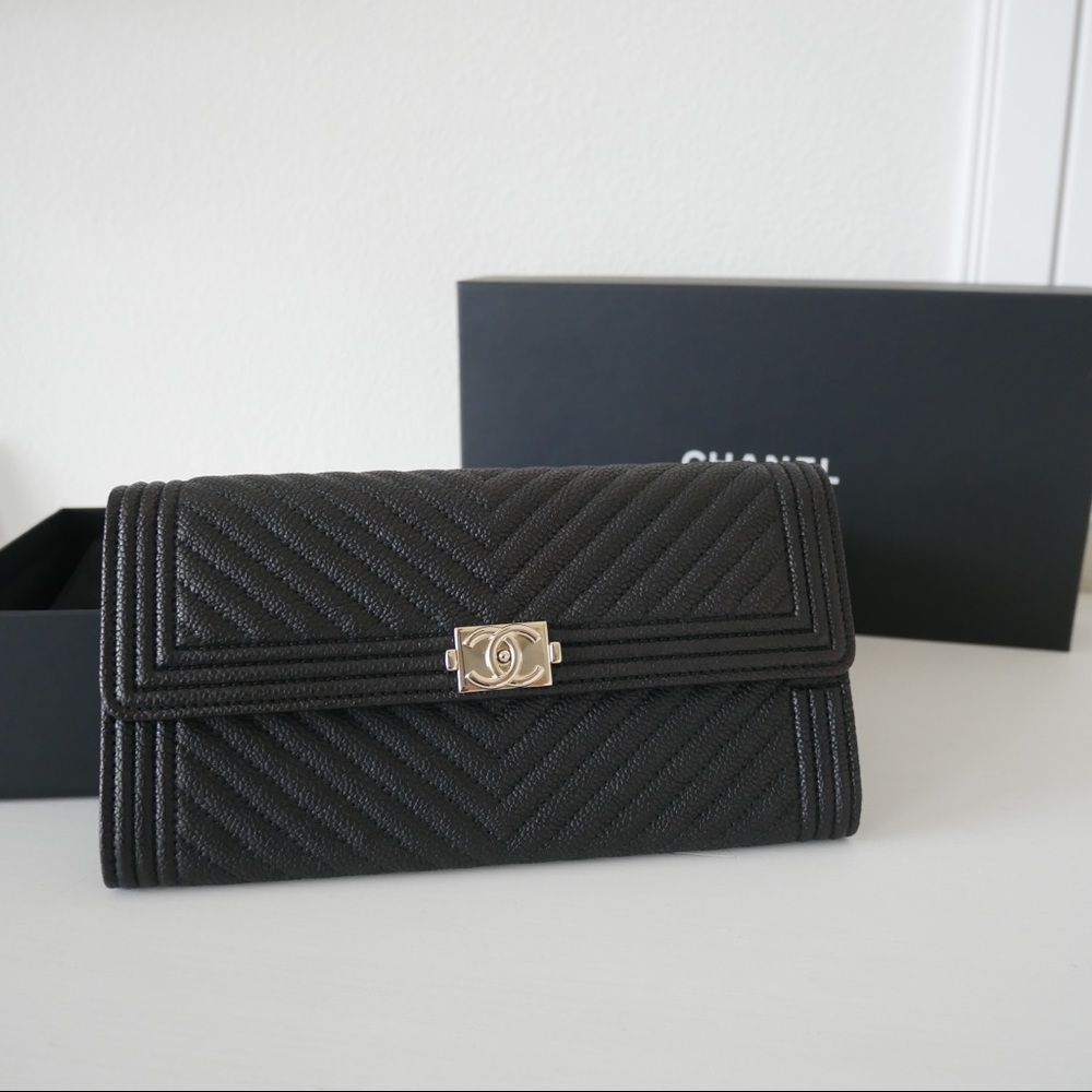 Chanel caviar chevron wallet black